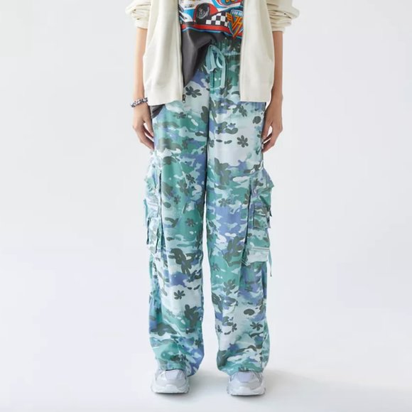 NWT UO Camo Floral Y2K Baggy Dean Printed Cargo Pants - Picture 1 of 5